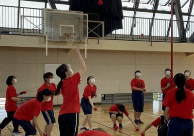 玉入れ　赤組には校長先生が入ってます！