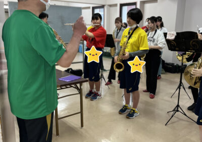 入場曲は理事長先生の指揮による吹奏楽部の生演奏です。