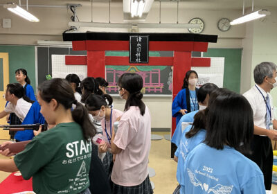 縁日ではヨーヨー、射的、輪投げ、願い事絵馬など楽しみが いっぱい