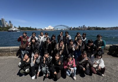 オペラハウスをバックにハイポーズ