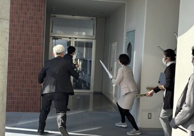 不審者が大声をあげて校舎へと<br /> 向かいます(注:訓練です)