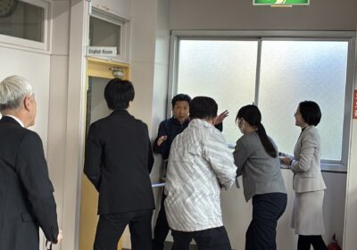 不審者が刃物を振りかざし、職員はさすまたで押さえます(注:訓練です)