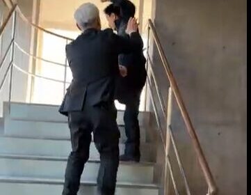 不審者が職員と対峙しています<br /> (注:訓練です)